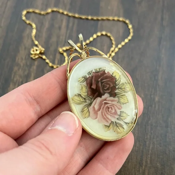 Vintage Oval Floral Rose Pendant Necklace – 14K Gold Plated Chain 🌹💜 - Picture 5 of 7